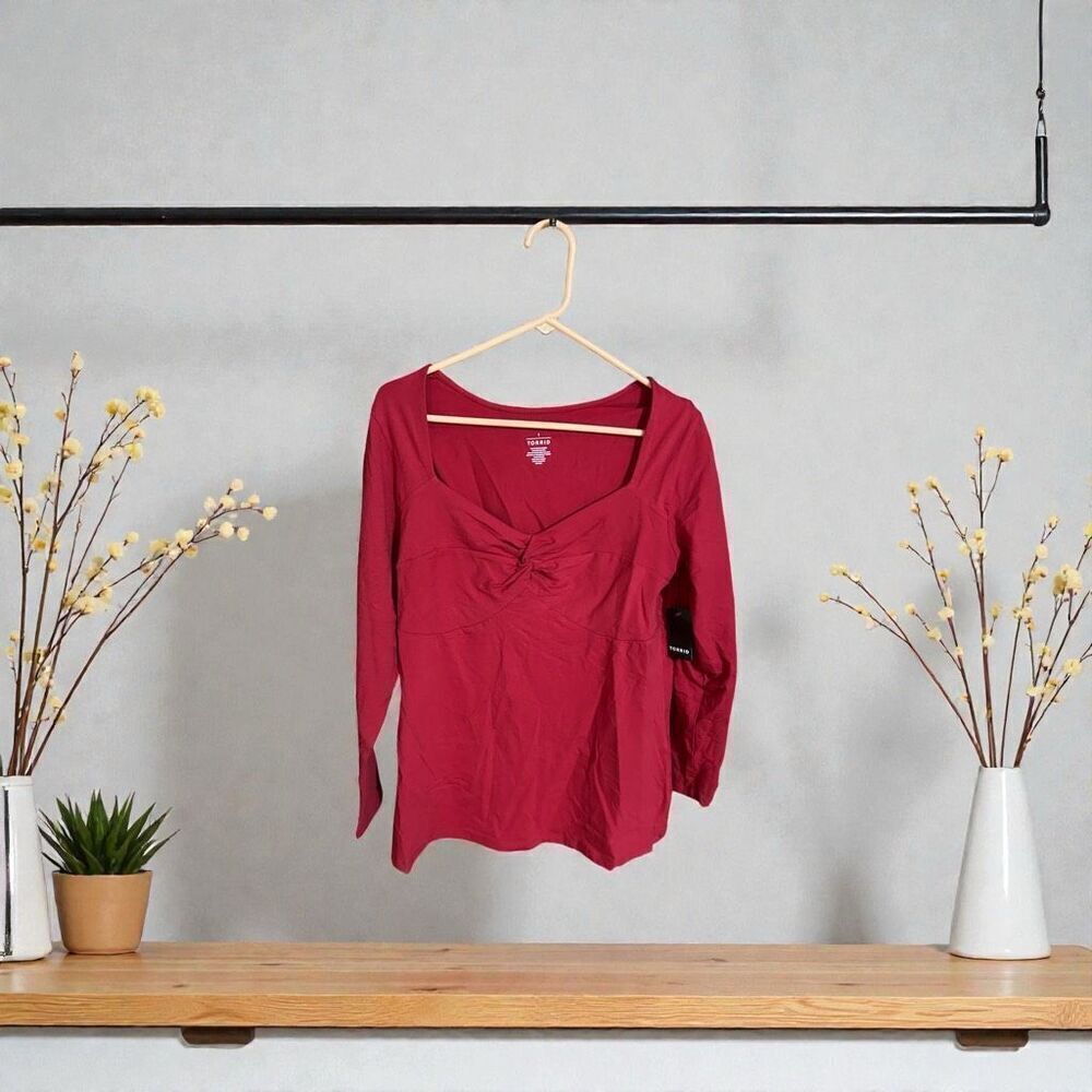 Torrid women’s Red Foxy Sweetheart Twist Top Blouse
